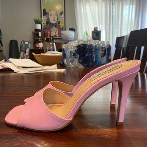 Super cute pink Steve Madden heels! The heel is 3.5’ inches, dressed up or down!